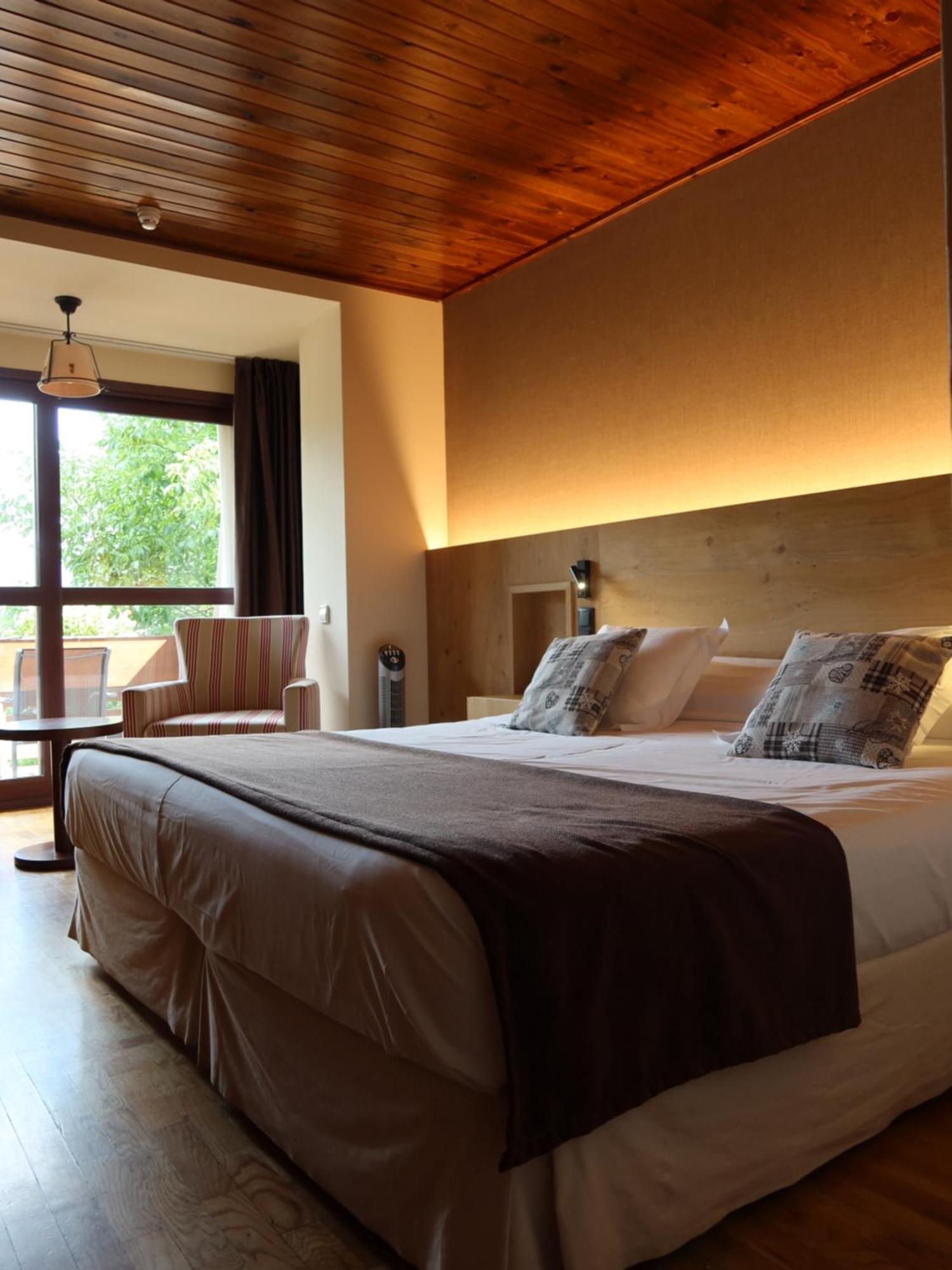 Hotel La Morera Valencia D'Aneu Extérieur photo