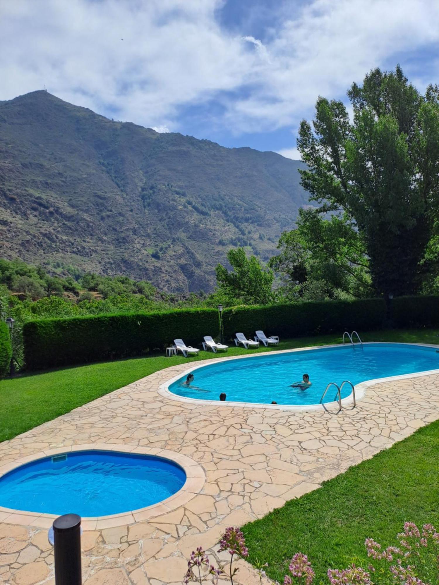 Hotel La Morera Valencia D'Aneu Extérieur photo